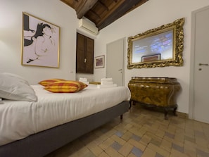 Tabla de planchar con plancha, wifi gratis, ropa de cama