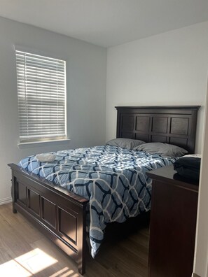 Room - A Room in a charming brand new  house with kitchen, AC, and WiFi in McKinney (McKinney)