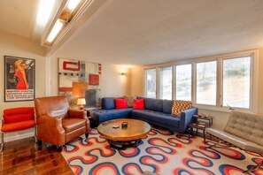 Smart-TV, Kamin, Bücher, Stereoanlage