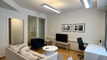 Apartamento básico, vistas a la ciudad | 1 dormitorio, tabla de planchar con plancha, cunas (de pago)