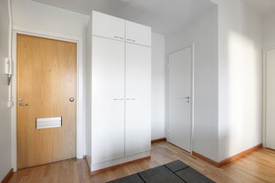 1 habitación, tabla de planchar con plancha, cunas y wifi gratis 