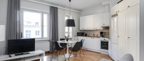 Basic-Apartment, Stadtblick | Wohnbereich | Flachbildfernseher