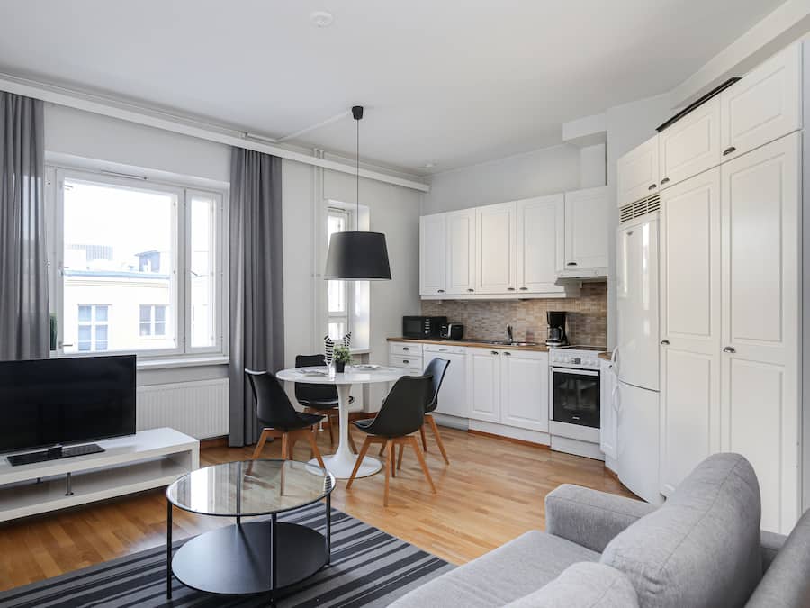 Apartamento básico, vistas a la ciudad | Zona de estar | Una televisión de pantalla plana
