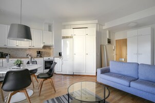 Appartamento Basic, vista città | Area soggiorno | TV a schermo piatto