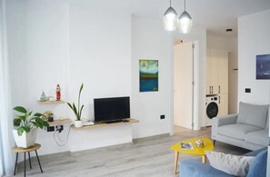 Luxury-Apartment | Wohnbereich | 50-Zoll-LED-Fernseher mit Digitalempfang