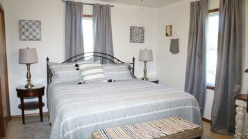 3 bedrooms, desk, iron/ironing board, travel crib