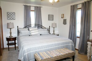 3 habitaciones, escritorio y tabla de planchar con plancha