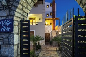 Front of property - Villa Aris (Rethymno)