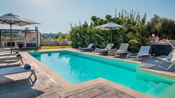 Kolam renang outdoor musiman, dengan payung kolam renang