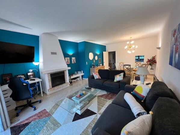 Smart TV, caminetto, monitor per computer