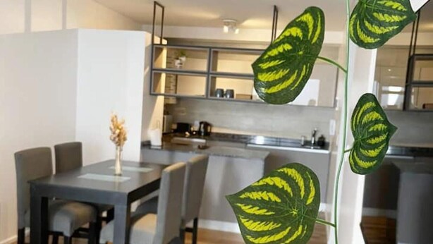 Een moderne keuken met een eethoek.