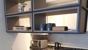 Een moderne keuken met een centraal eiland, ingebouwde apparatuur en een minimalistisch design.