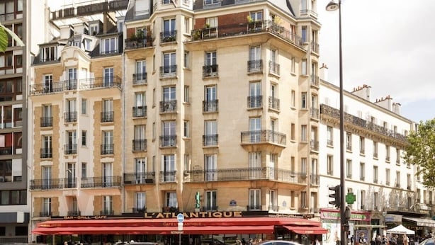 A multi-story building with a cafe named "L'ATLANTIQUE" on the ground floor. - Splendid apartment with Eiffel Tower view / best for Olympic Games in Paris (Paris)