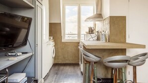 A compact kitchen with a washing machine, a stove, a sink, and a window. - Splendid apartment with Eiffel Tower view / best for Olympic Games in Paris (Paris)