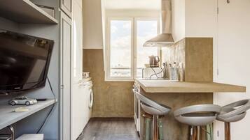 Een koelkast, een microgolfoven, een oven, een kookplaat