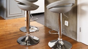 A modern kitchen with two bar stools, a built-in sink, and a large window. - Splendid apartment with Eiffel Tower view / best for Olympic Games in Paris (Paris)