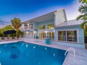 A heated pool - KCB~Aqua Vista~ Luxury Waterfront w Pool & Dock! (Key Colony Beach)