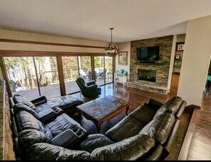 Smart TV - Cozy 3-bedroom lakefront cottage in beautiful Clemson, SC (Clemson)