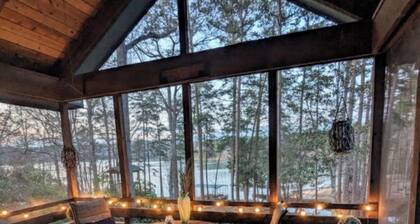 Cozy 3-bedroom lakefront cottage in beautiful Clemson, SC