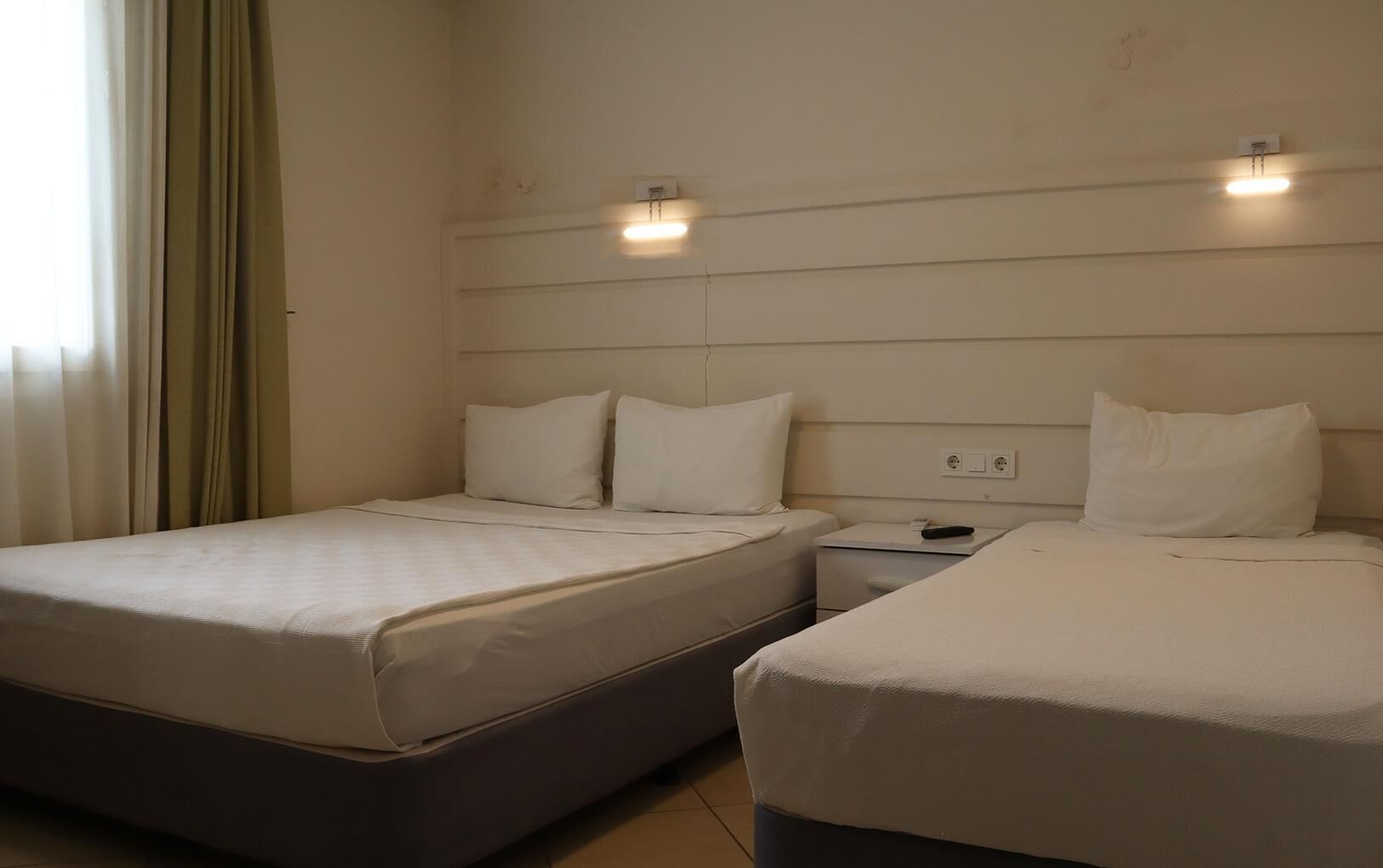 Standardrum | Skrivbord, arbetsyta för laptop, ljudisolering och gratis wi-fi