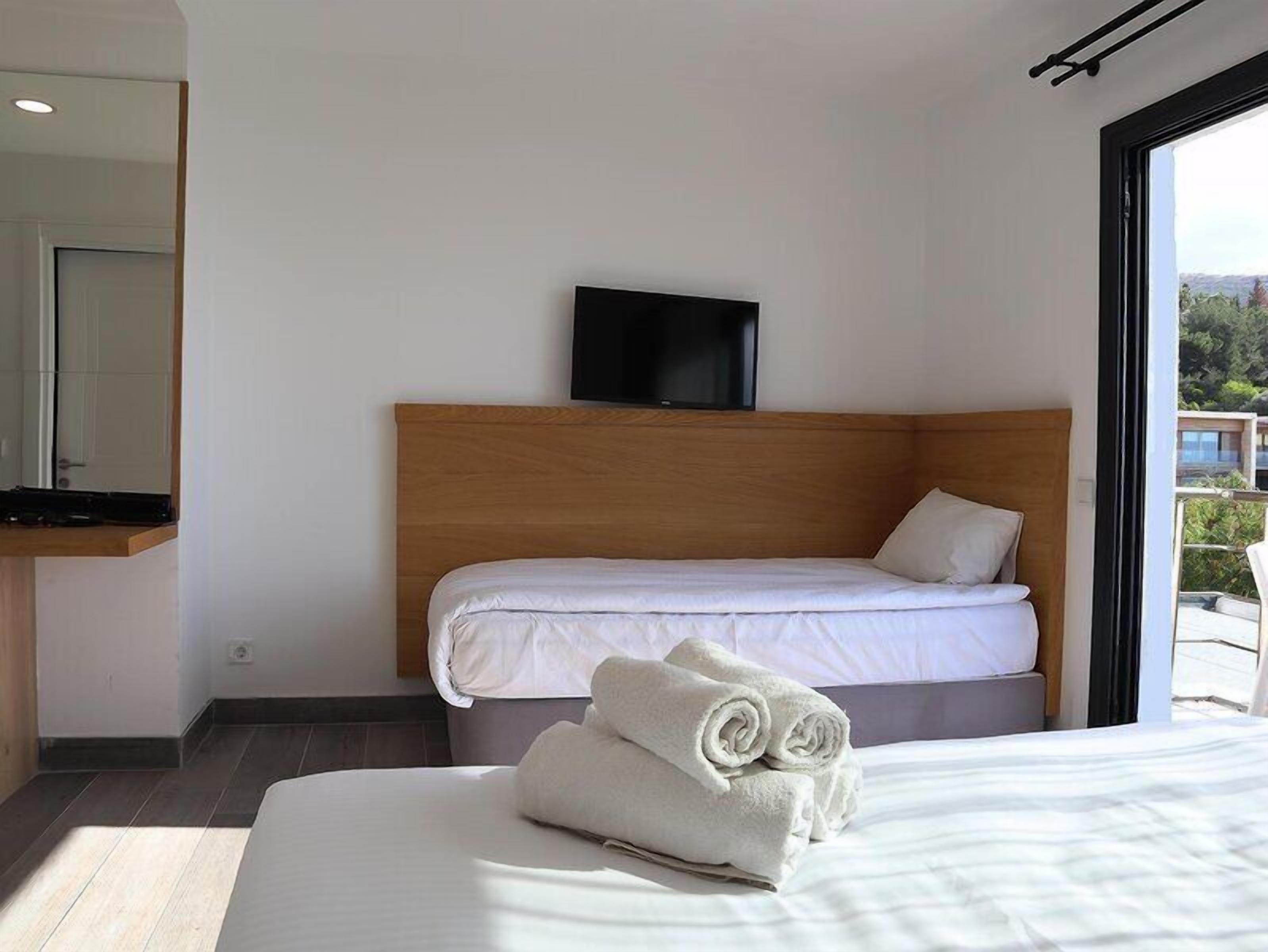 Habitación familiar con 2 camas individuales, vista al mar | Escritorio, espacio para trabajar con laptop y insonorización 