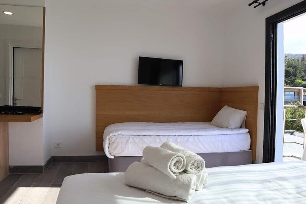 Habitación familiar con 2 camas individuales, vista al mar | Escritorio, espacio para trabajar con laptop y insonorización