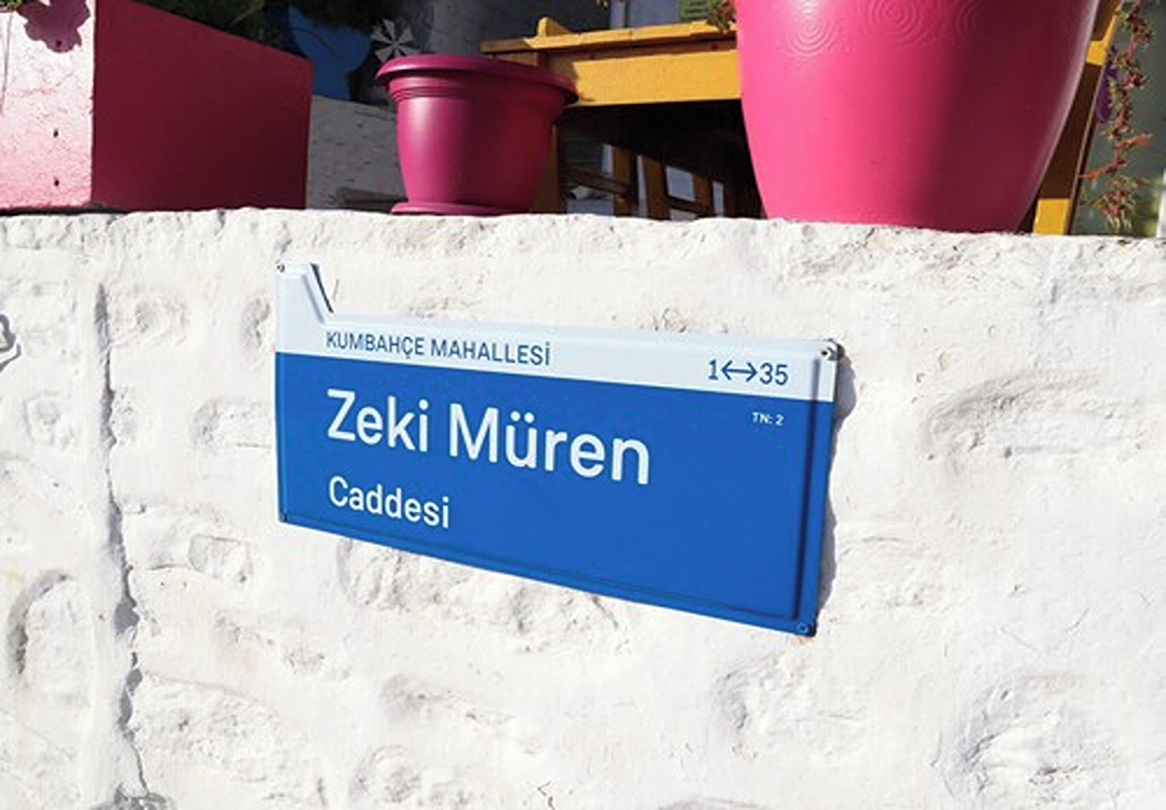Un panneau de signalisation indiquant « Zeki Müren », avec une flèche directionnelle et une indication de distance.