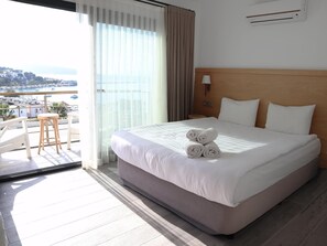 Familie driepersoonskamer, 2 slaapkamers, uitzicht op zee | Een bureau, een laptopwerkplek, geluiddichte muren, gratis wifi