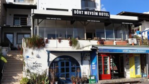 A hotel with a sign reading 'DÖRT MEVŞIM HOTEL' and a market with a Coca-Cola vending machine. - DÖRTMEVSİM PANSİYON (Bodrum)