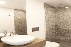 ฝักบัว, เรนชาวเวอร์, ของใช้ในห้องน้ำฟรี, ไดร์เป่าผม