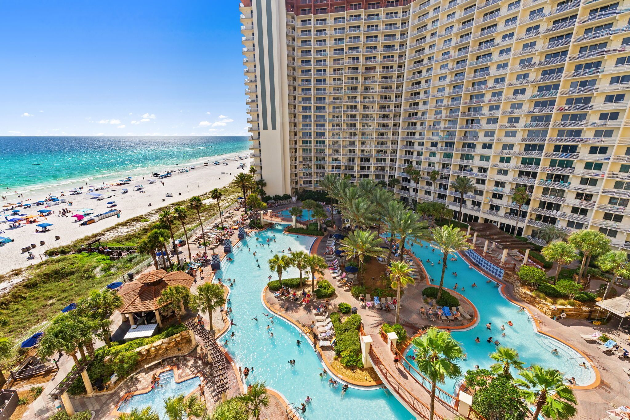 Un complexe hôtelier doté de plusieurs piscines, d’une plage et d’un grand hôtel.