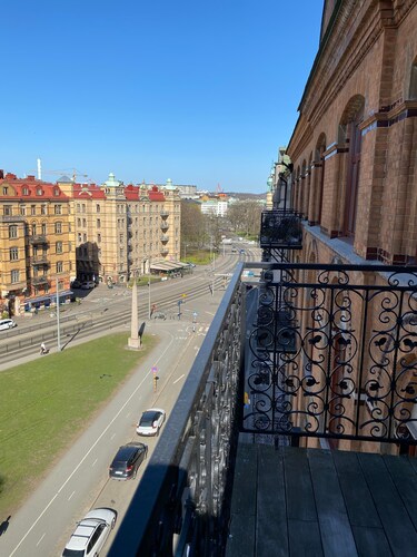 Luxury Apartment in City Hotspot