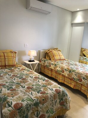 Apartment | 4 bedrooms, desk, iron/ironing board, free WiFi - M3 Kingston Town 61 (Bertioga)