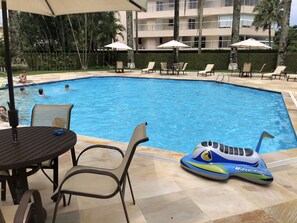 Outdoor pool, open 9:00 AM to 10:00 PM, pool umbrellas, pool loungers - M3 Kingston Town 61 (Bertioga)