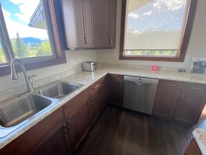 Private kitchen - Westview Cabin Rental (Valemount)