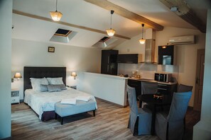 5 bedrooms, iron/ironing board, WiFi, bed sheets - 5 Bedroom Agritourism property in Noves (Noves)