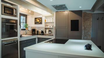 Réfrigérateur, micro-ondes, four, plaque de cuisson