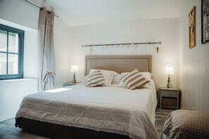 5 quartos, ferros/tábuas de passar roupa, Wi-Fi, roupa de cama