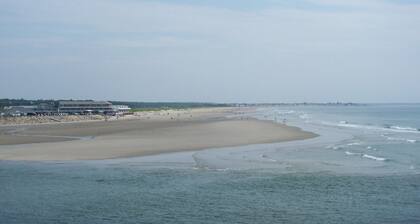 Luxury Suite walk to Ogunquit Foot Bridge Beach lounge by the Heated Indoor Pool