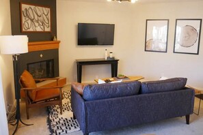 Living area - One Bedroom Apartment Great Location Free Parking! (Greenwood Village)