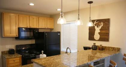 One Bedroom Apartment Great Location Free Parking!