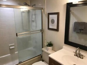 Jabón, shampoo, papel de baño 