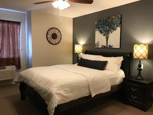 Great Studio Apt Convenient Location Free Parking!