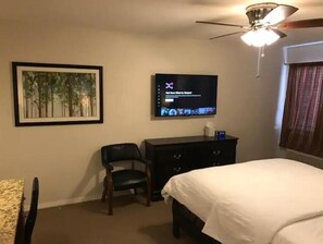 1 室のベッドルーム、デスク、WiFi