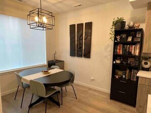 Dining - New Build-Rooftop Patio-Walk to Mile High Stadium (Denver)