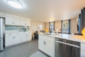 Køleskab, mikrobølgeovn, ovn, kogeplade