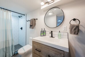 Hair dryer, towels, soap, shampoo - Beach House Retreat: Steps to the Ocean and Sand! (Jacksonville Beach)