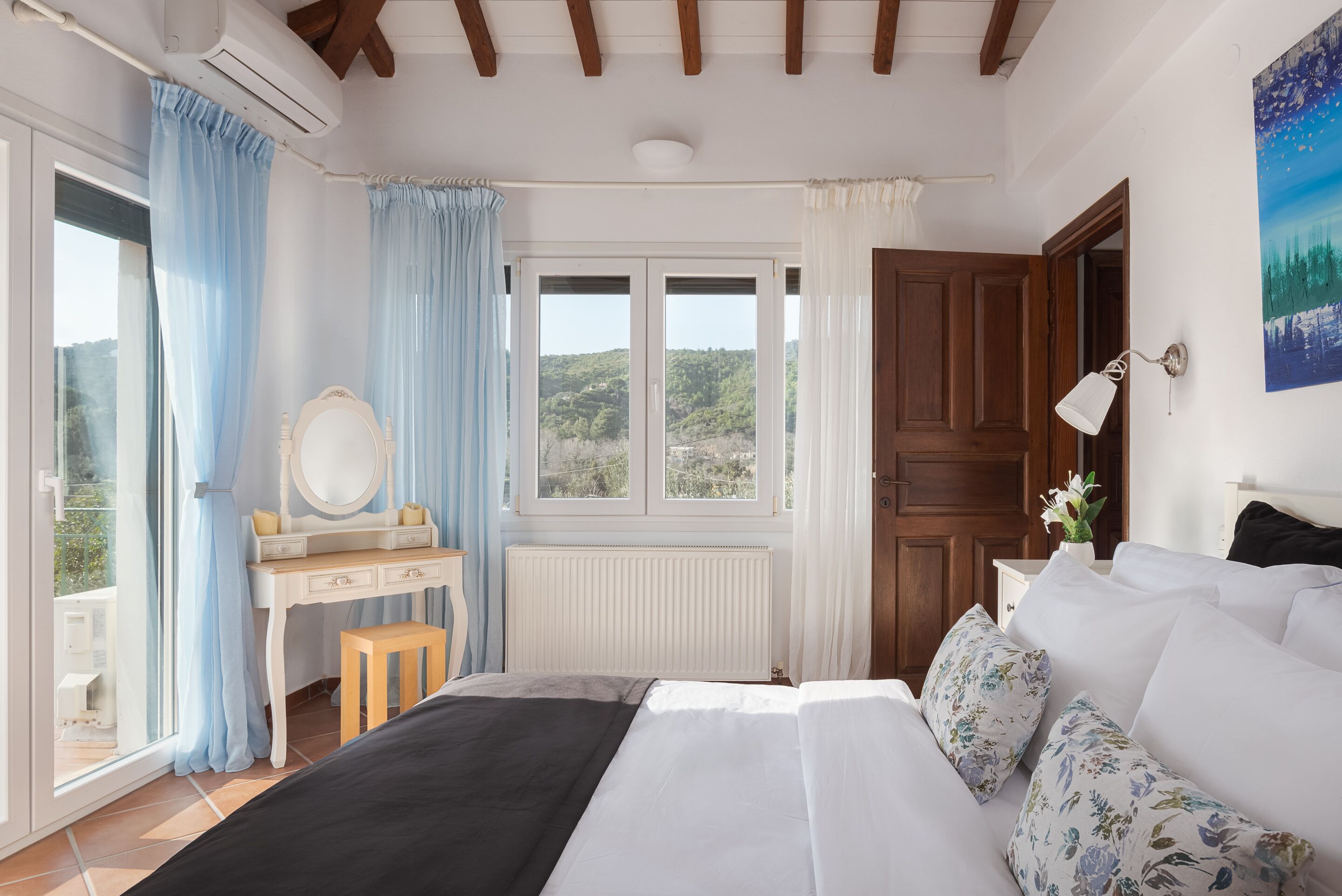 3 bedrooms, Egyptian cotton sheets, premium bedding, memory-foam beds