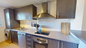 Kühlschrank, Ofen, Geschirrspüler, Wasserkocher mit Kaffee-/Teezubehör
