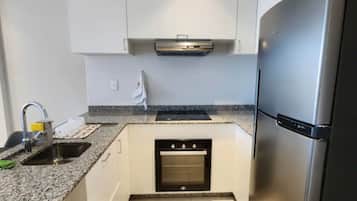 Departamento básico | Cocina privada | Refrigerador con congelador y utensilios de cocina